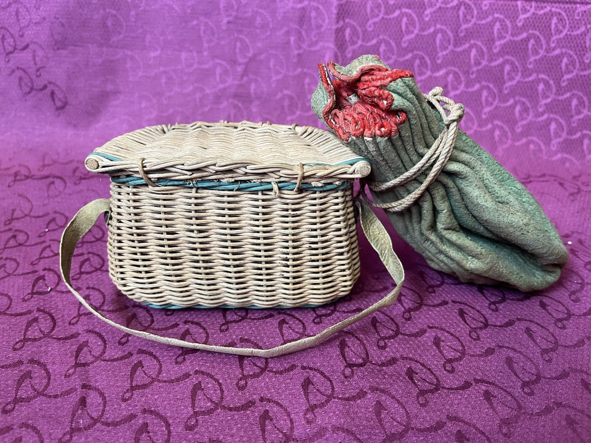 Panier de pêche en rotin pour poupée, accompagné d'une bourse en cuir vert -photo-2