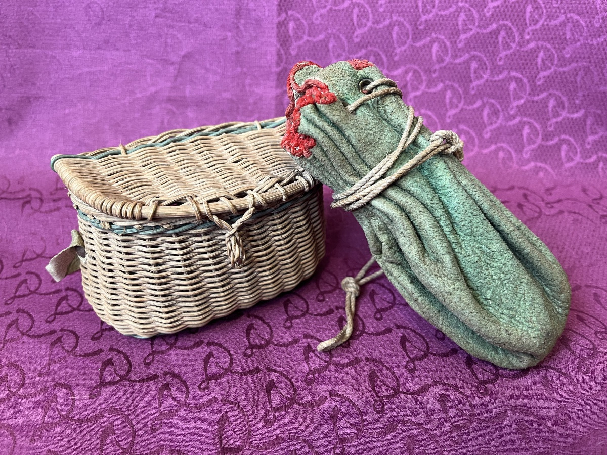 Panier de pêche en rotin pour poupée, accompagné d'une bourse en cuir vert 