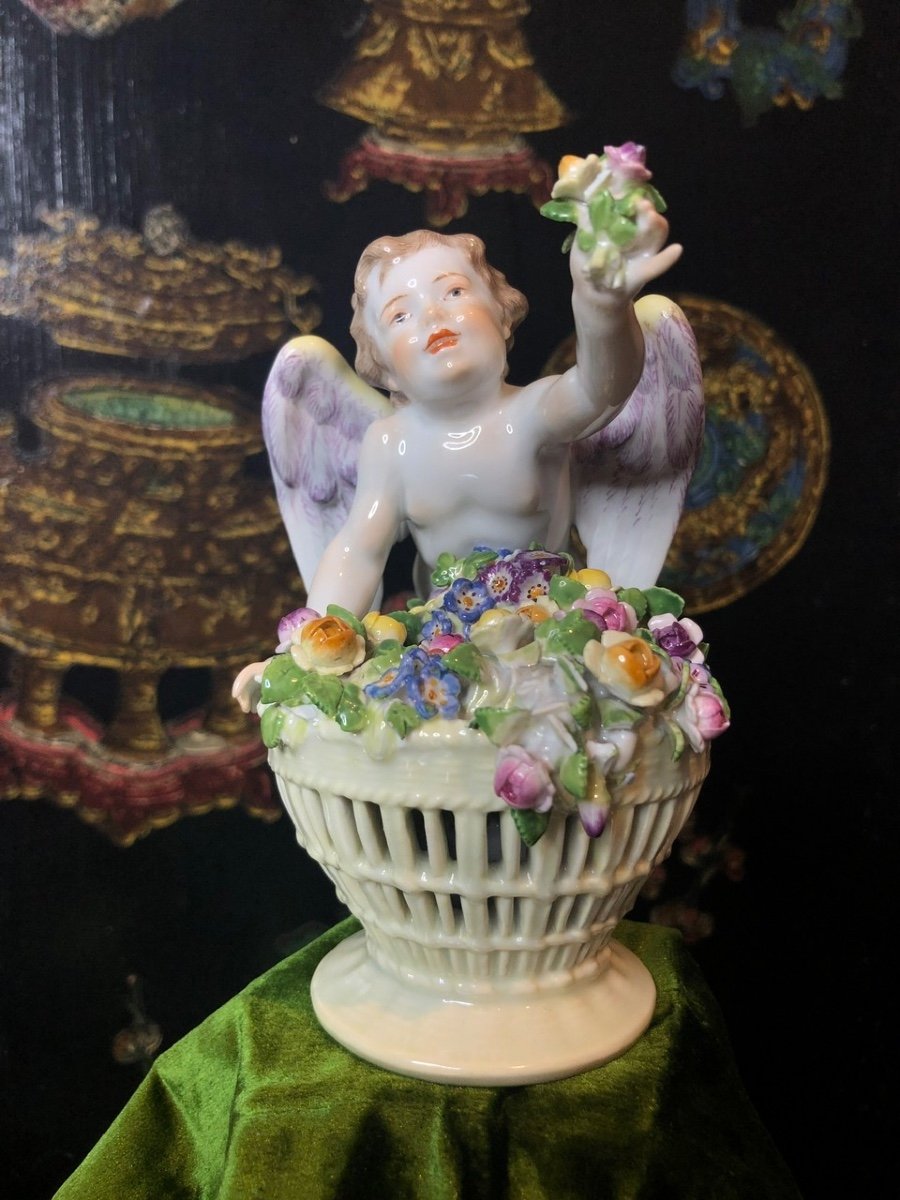 Joli Angelot Meissen Avec Corbeille De Fleurs