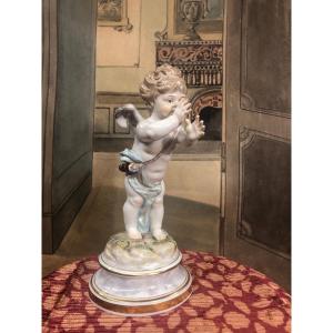 Superbe Sujet En Porcelaine De Meissen Représentant Un Cupidon Moqueur