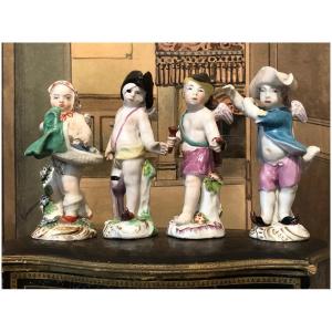 Exceptionnel Ensemble De Quatre Putti En Porcelaine Britannique Du 18ème Attribué à Chelsea