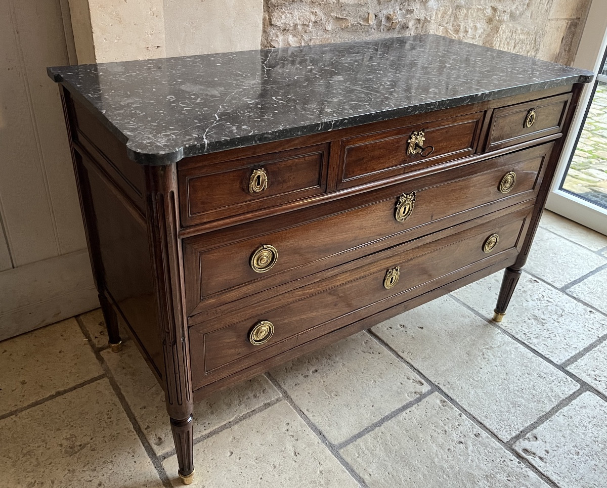 Commode d’époque Louis XVI estampillée F.A . Yon