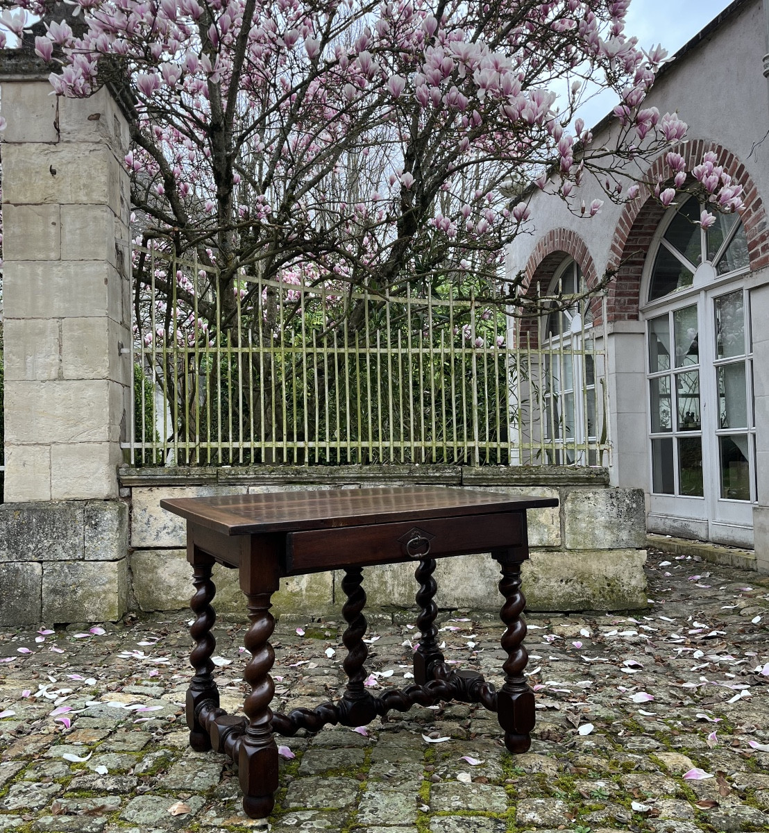 Table en noyer d’époque Louis XIII
