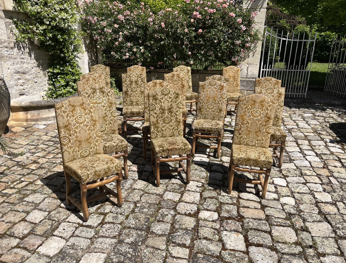 Suite de 17 chaises de style Louis XIII à os de mouton 