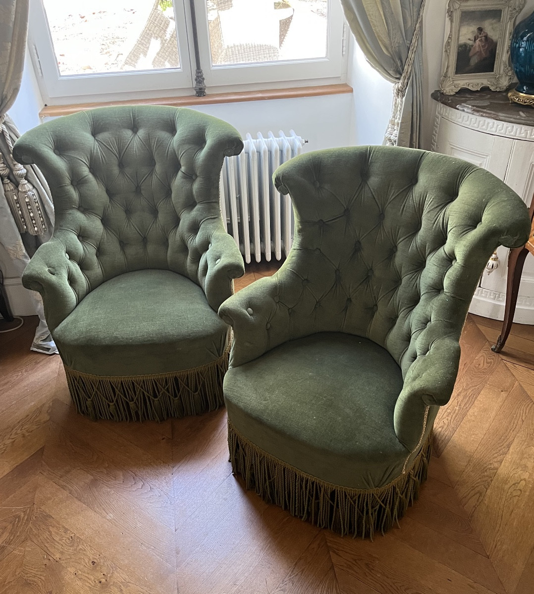 Paire de chauffeuses en velour vert d’époque NIII