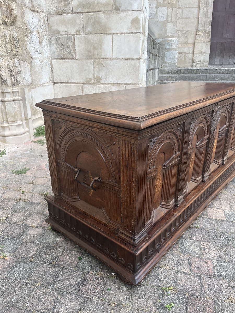 17th-century Walnut Chest-photo-4