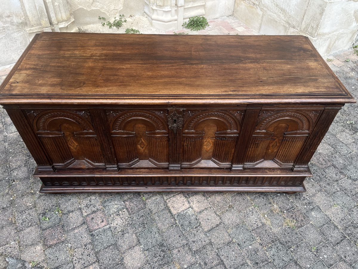 17th-century Walnut Chest-photo-4