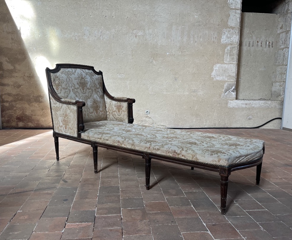 Chaise longue en noyer d’époque Louis XVI