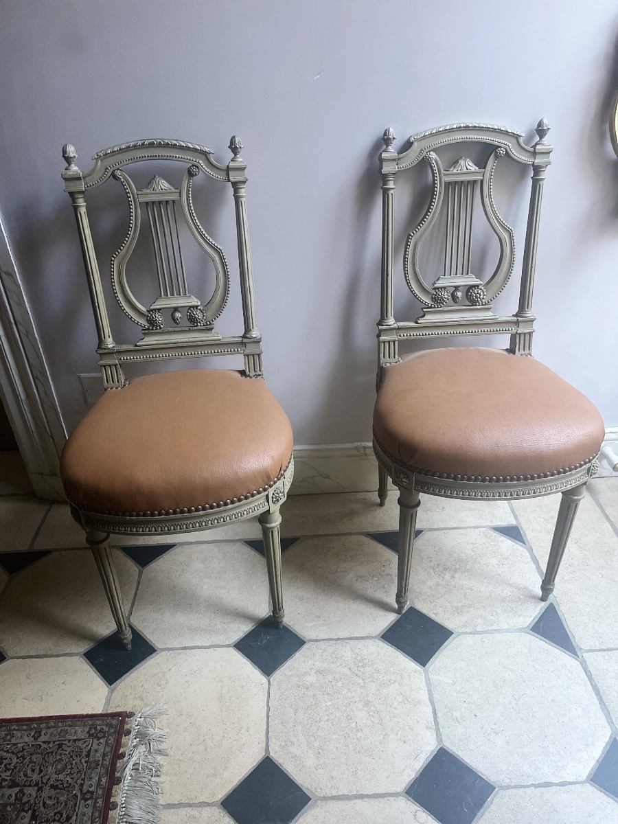 Paire de chaises à la  Lyre de style Louis XVI 