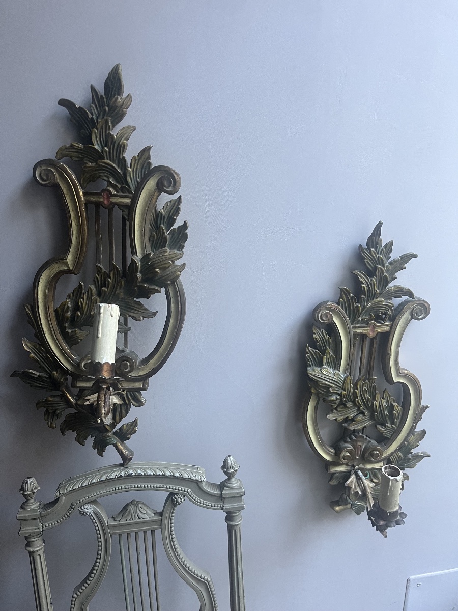 Paire d’appliques à la lyre en bois laqué de style LXVI
