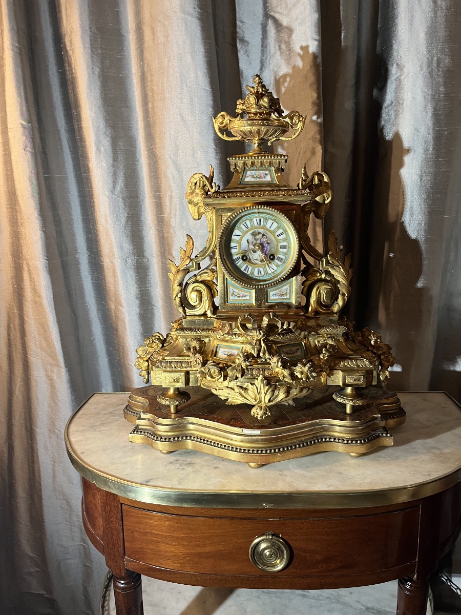 Pendule aux têtes de bélier et plaques de porcelaine NIII