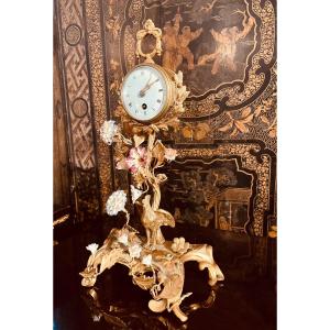 Pendule En Bronze Doré Rocaille Au Coq Et Fleurettes enPâte Tendre  XVIIIe 