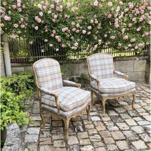 Paire de largesfauteuils en bois doré XVIIIe