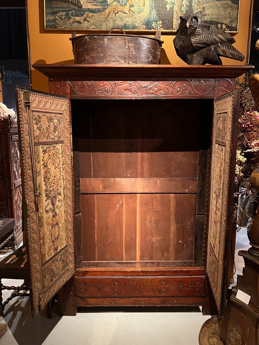 Armoire  En Châtaignier à Décors Sculptés Et Rehaussés De Clous-photo-3