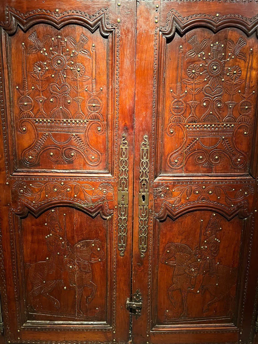 Armoire  En Châtaignier à Décors Sculptés Et Rehaussés De Clous-photo-4