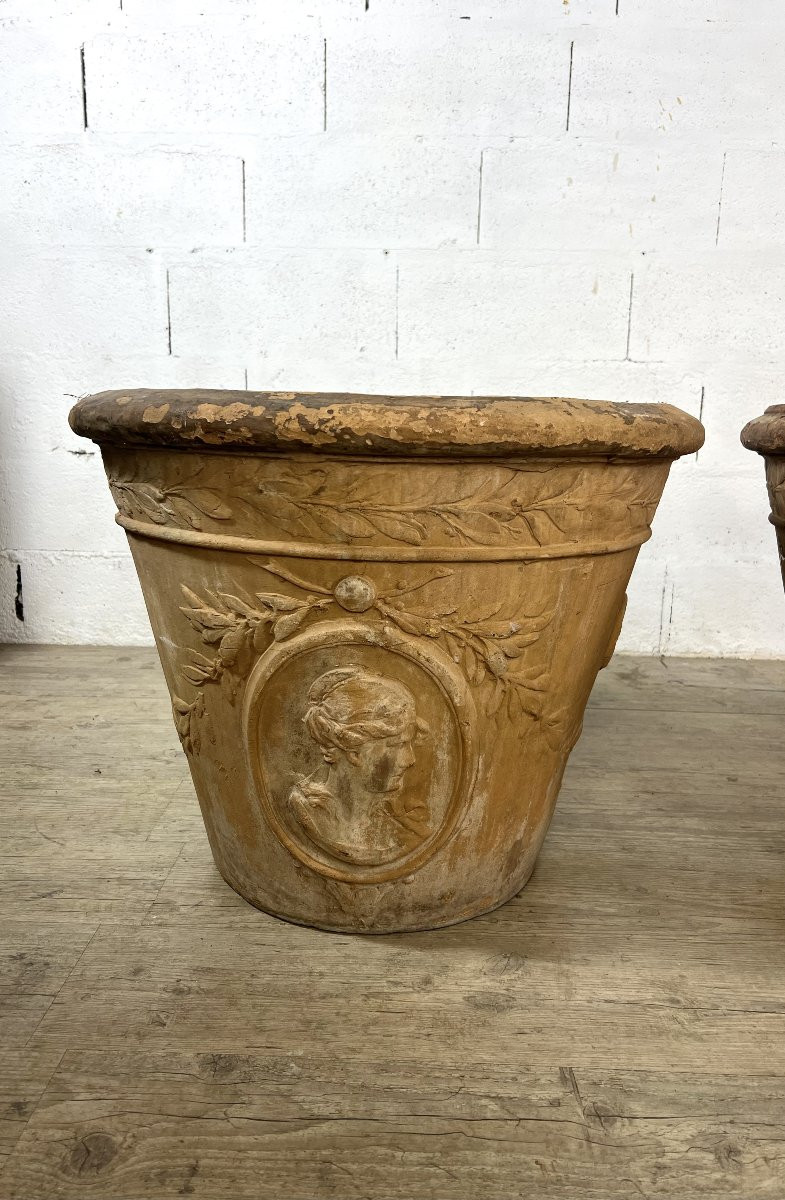 Set Of 3 Large Terracotta Vases With Medallions – 18th Century Inspiration – Early 20th Century-photo-1