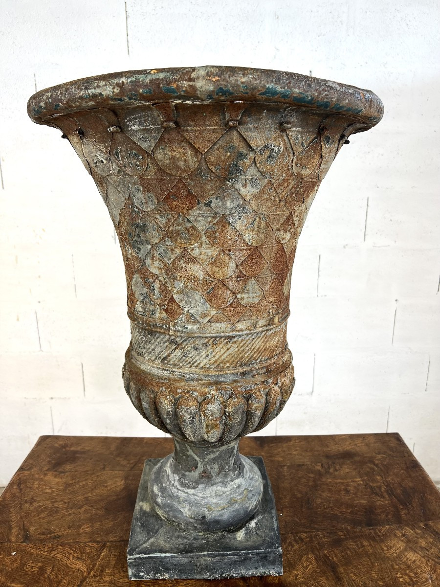 Vase ancien en tôle patinée de forme Médicis – XIXe siècle