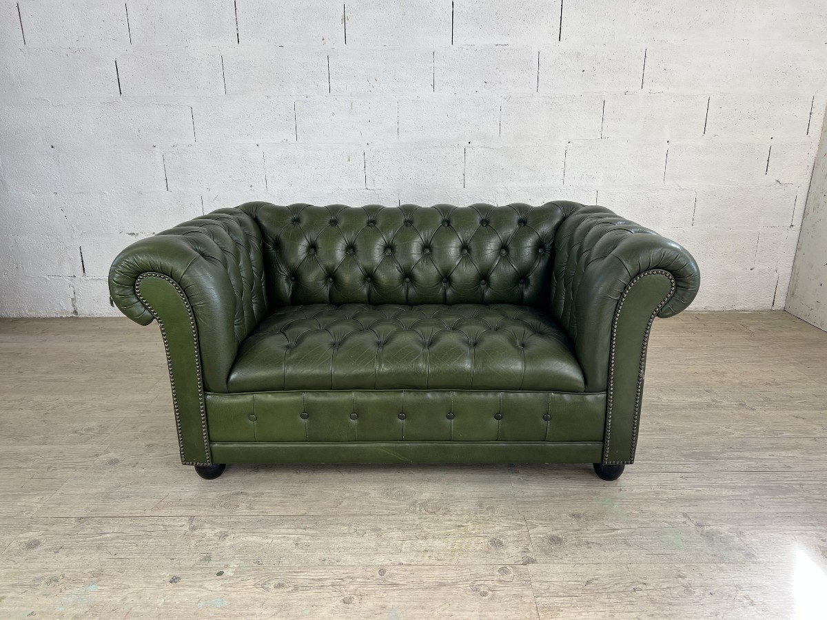 Canapé 2 places Chesterfield en cuir vert olive 