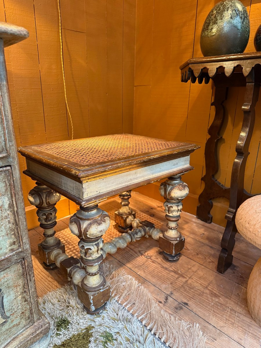 Paire de tabourets en bois sculpté, laqué ivoire et doré, cannage – Italie, style baroque-photo-2