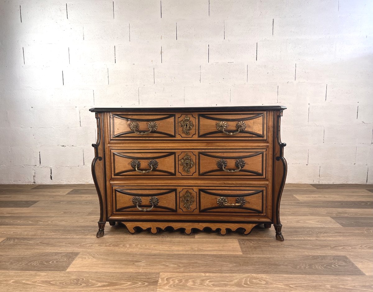 Commode Mazarine en noyer blond rehaussé de filets noirs