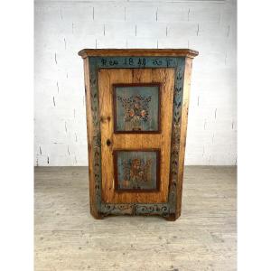 ARMOIRE PEINTE – BONNETIÈRE AUX BOUQUETS DE FLEURS – 1844