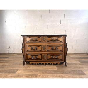 Commode Mazarine en noyer blond rehaussé de filets noirs
