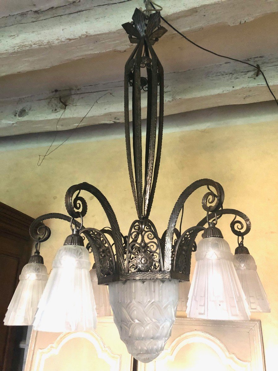 Grand Lustre Art Déco En Fer Martelé, Vasque Et 6 Tulipes En Verre Moulé 