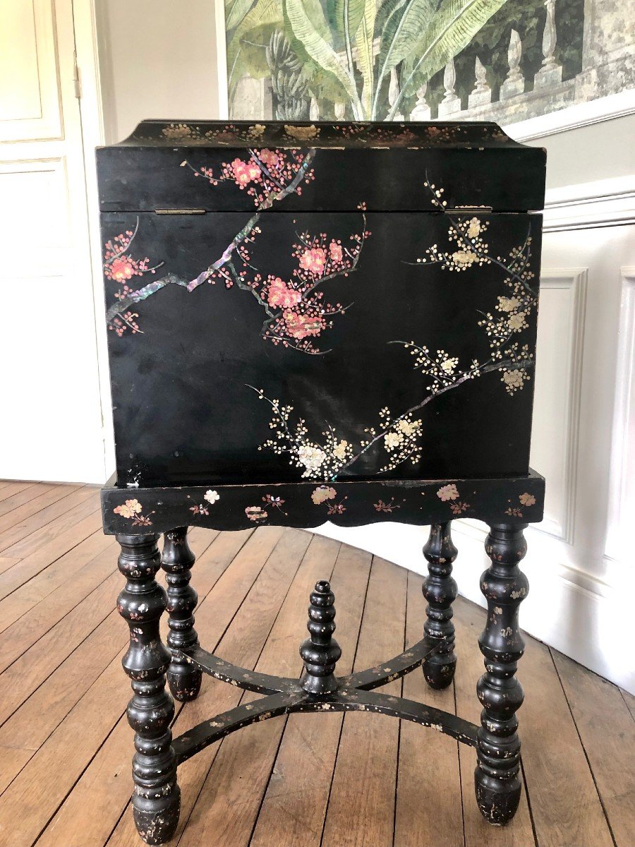 China: Cabinet In Black Lacquer And Floral Decor Of Mother-of-pearl, On A 4-legged Base, 19th Century  -photo-3