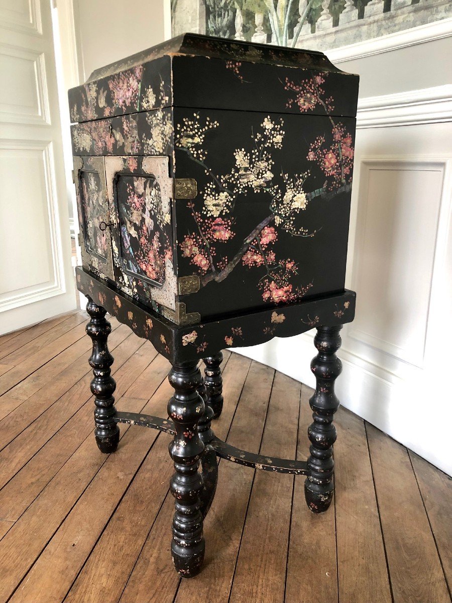China: Cabinet In Black Lacquer And Floral Decor Of Mother-of-pearl, On A 4-legged Base, 19th Century  -photo-4