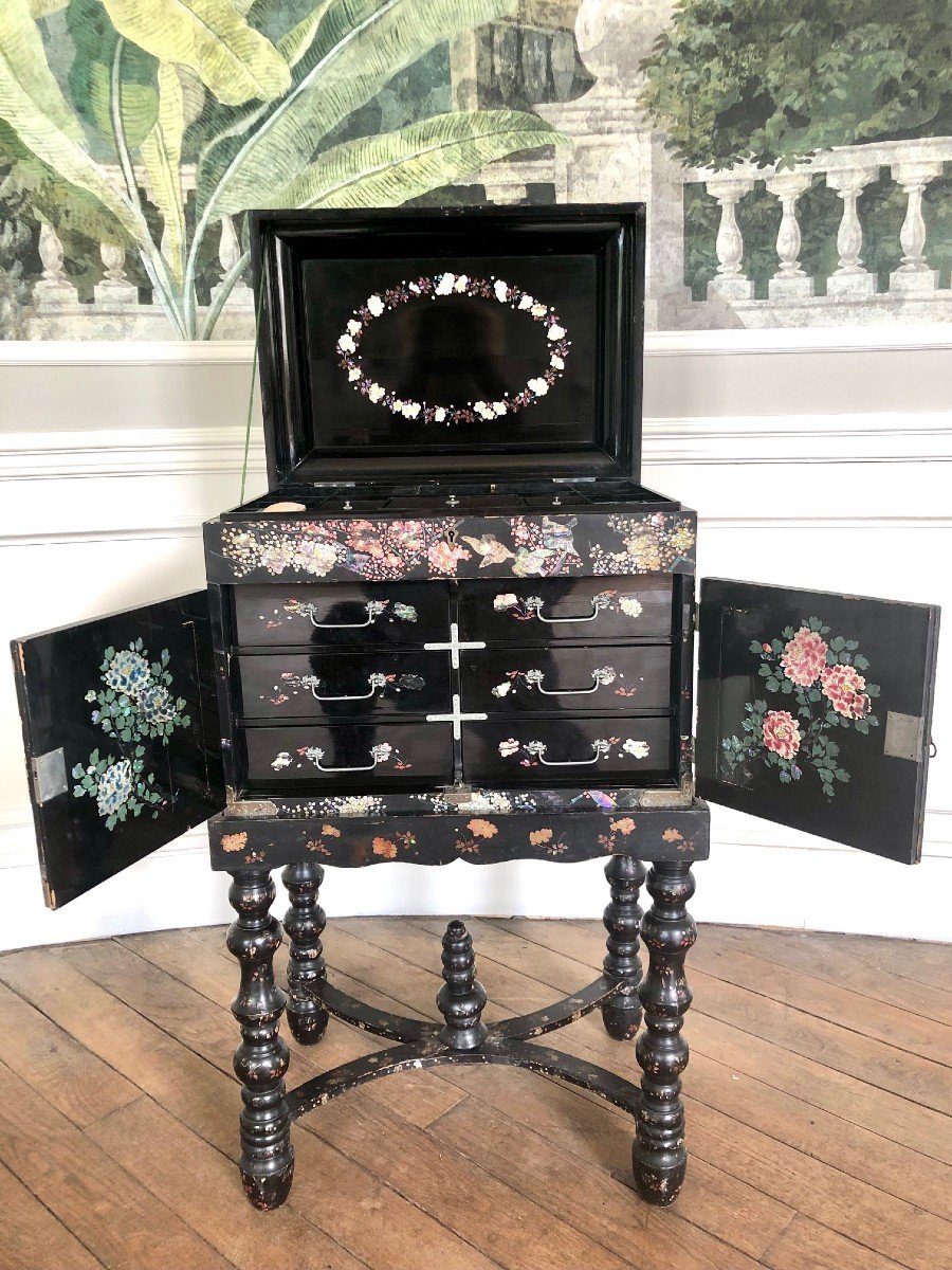 China: Cabinet In Black Lacquer And Floral Decor Of Mother-of-pearl, On A 4-legged Base, 19th Century  