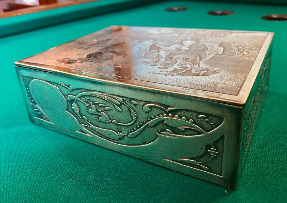 boite à bijoux en métal argenté vers 1900  , intérieur recouvert de suédine 