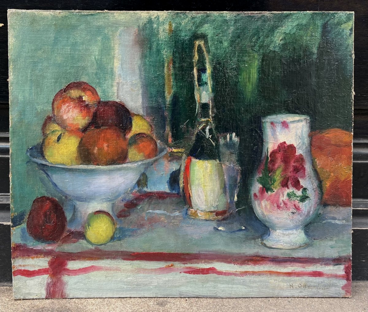 Henri Ottmann (1877-1927). Pommes, bouteille et vase fleuri. Huile sur toile marouflée, signée.-photo-2