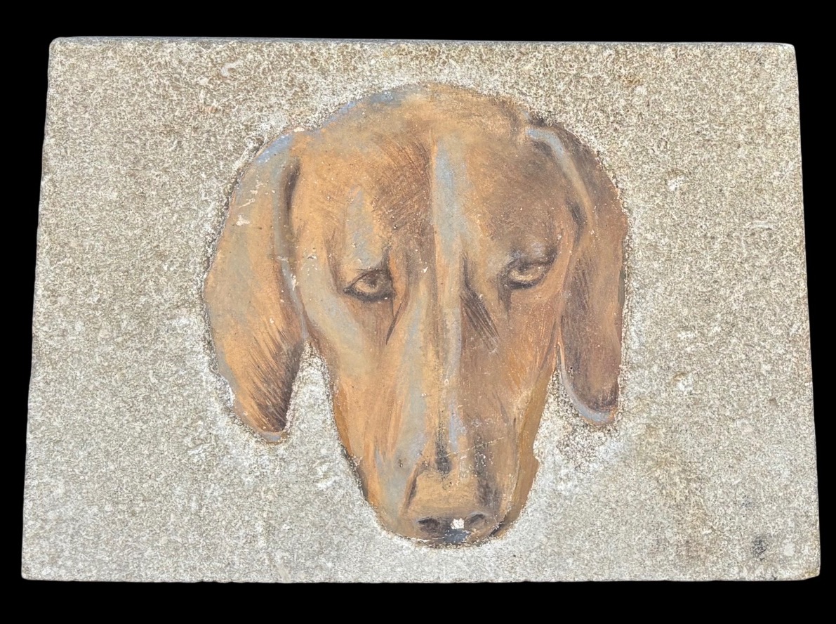 Jeanne-Marie BERTAUX (1924-2024). Portrait de “Bambou”. Peinture à la fresque sur pierre.