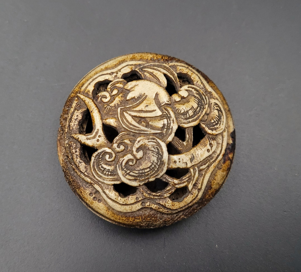 Netsuke Ryusa Manju - Bat And Reishi Mushroom - Deer Antler - 19th Century - Japan