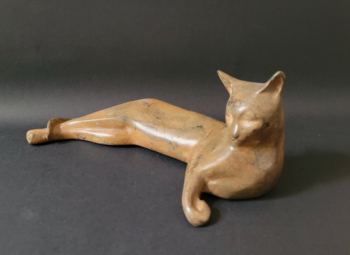 Pierre Chenet - Chat allongé - Sculpture en bronze à patine ochre-photo-3