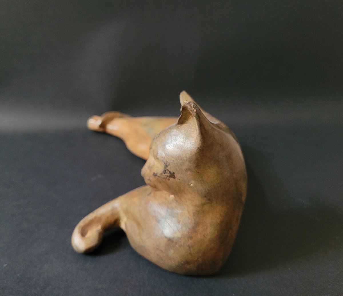 Pierre Chenet - Chat allongé - Sculpture en bronze à patine ochre-photo-4