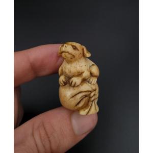 Netsuke - Puppy On A Bag - Japan - End Of 19th Century 