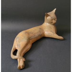 Pierre Chenet - Chat allongé - Sculpture en bronze à patine ochre