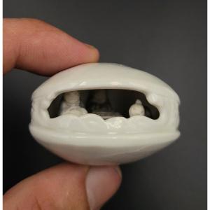 Netsuke - Le rêve du coquillage - Palourde ouvragée aux personnages - Porcelaine- XIXème