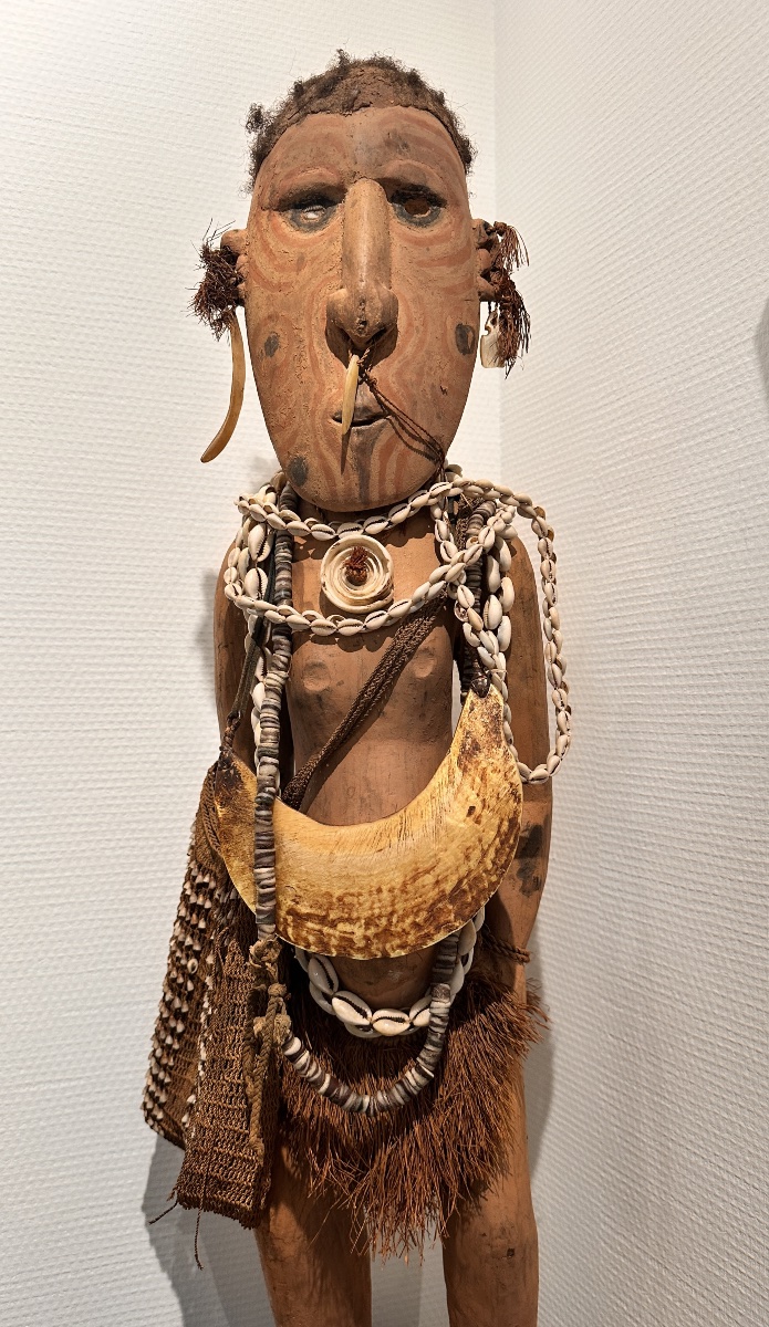 Rare figure ancestrale féminine (Wan/Waken) & bilum traditionnel, Sawos Mid Sépik, Papouasie NG