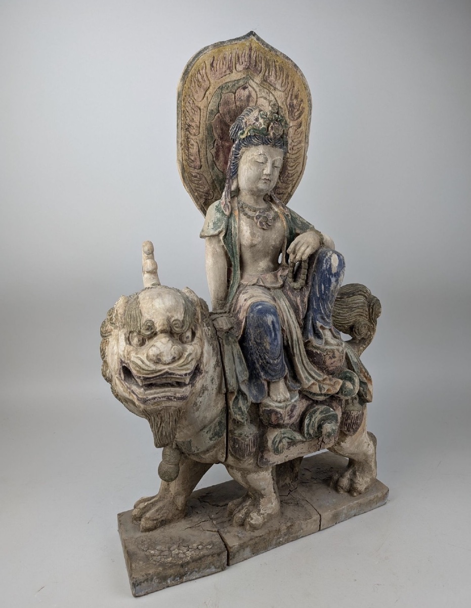Sculpture religieuse en bois polychrome de Guanyin assise sur un qilin, Chine, 1880-1930-photo-4