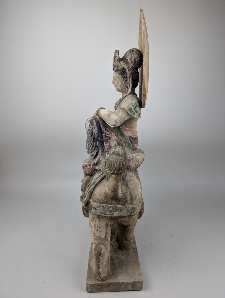 Sculpture religieuse en bois polychrome de Guanyin assise sur un qilin, Chine, 1880-1930-photo-1