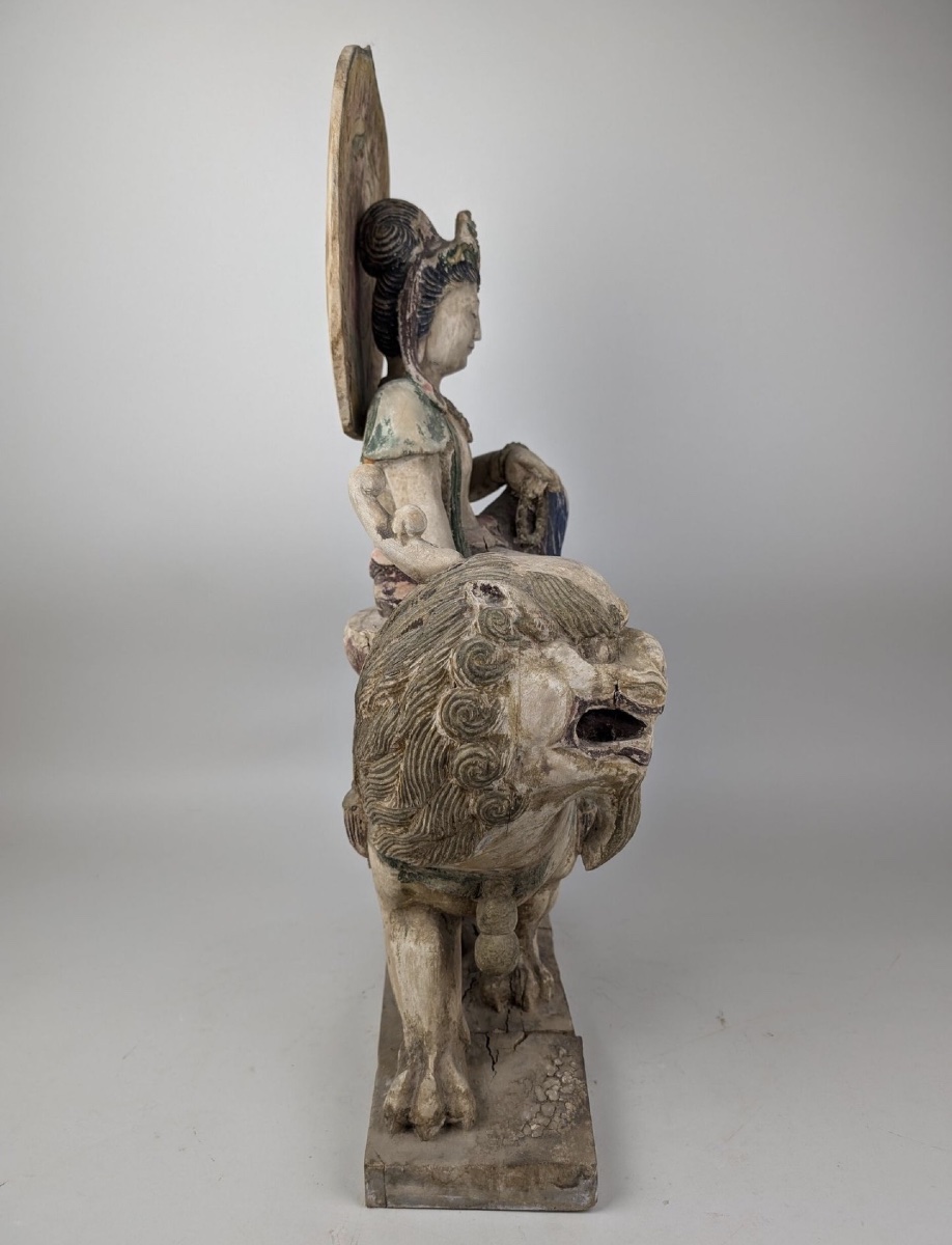 Sculpture religieuse en bois polychrome de Guanyin assise sur un qilin, Chine, 1880-1930-photo-3