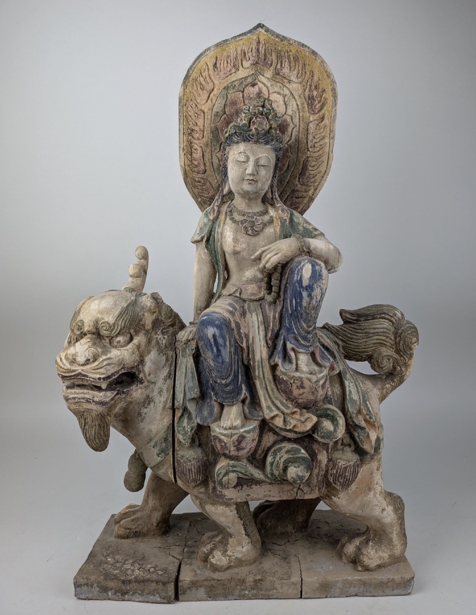 Sculpture religieuse en bois polychrome de Guanyin assise sur un qilin, Chine, 1880-1930