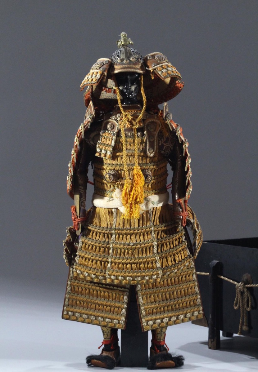 Armure miniature de samouraï dans sa boîte en laque-photo-2