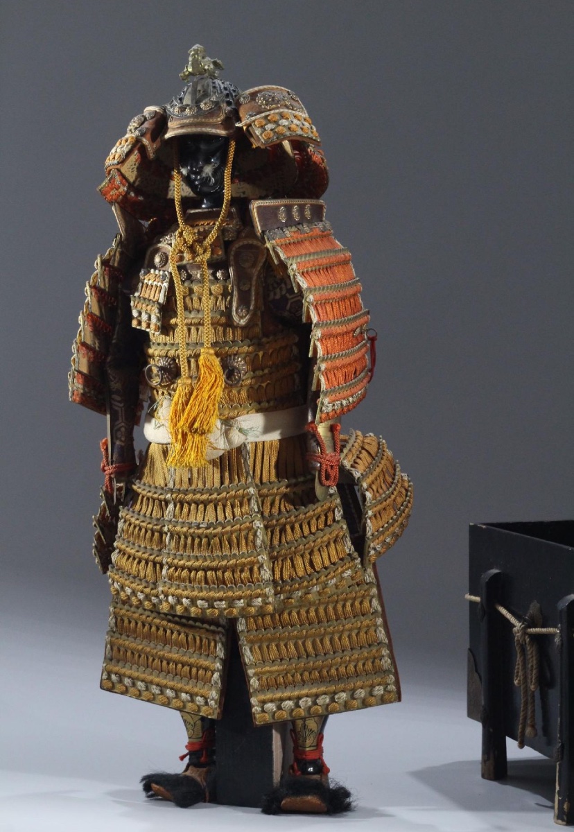Armure miniature de samouraï dans sa boîte en laque-photo-3