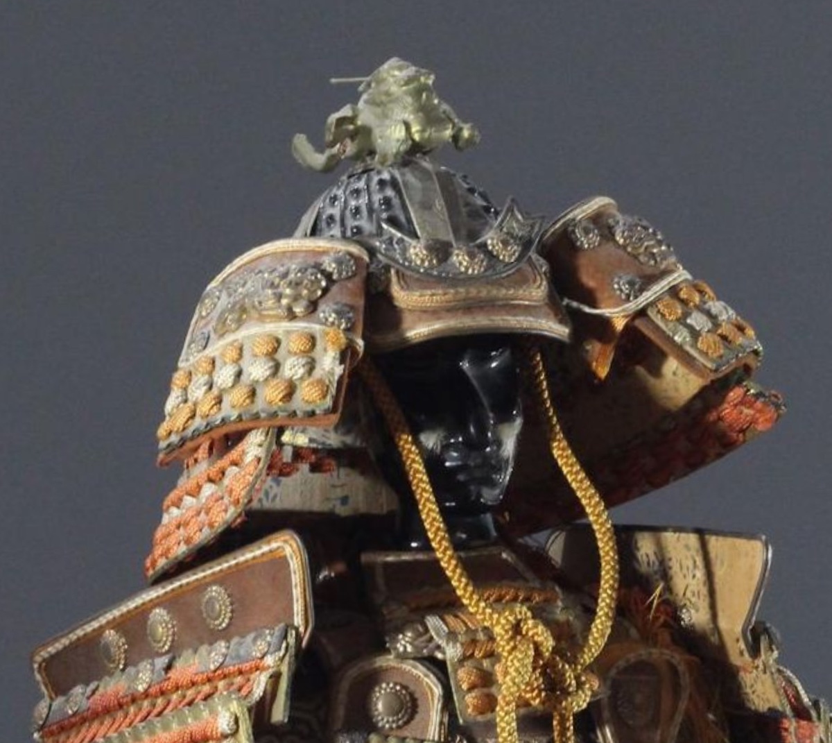 Armure miniature de samouraï dans sa boîte en laque-photo-4