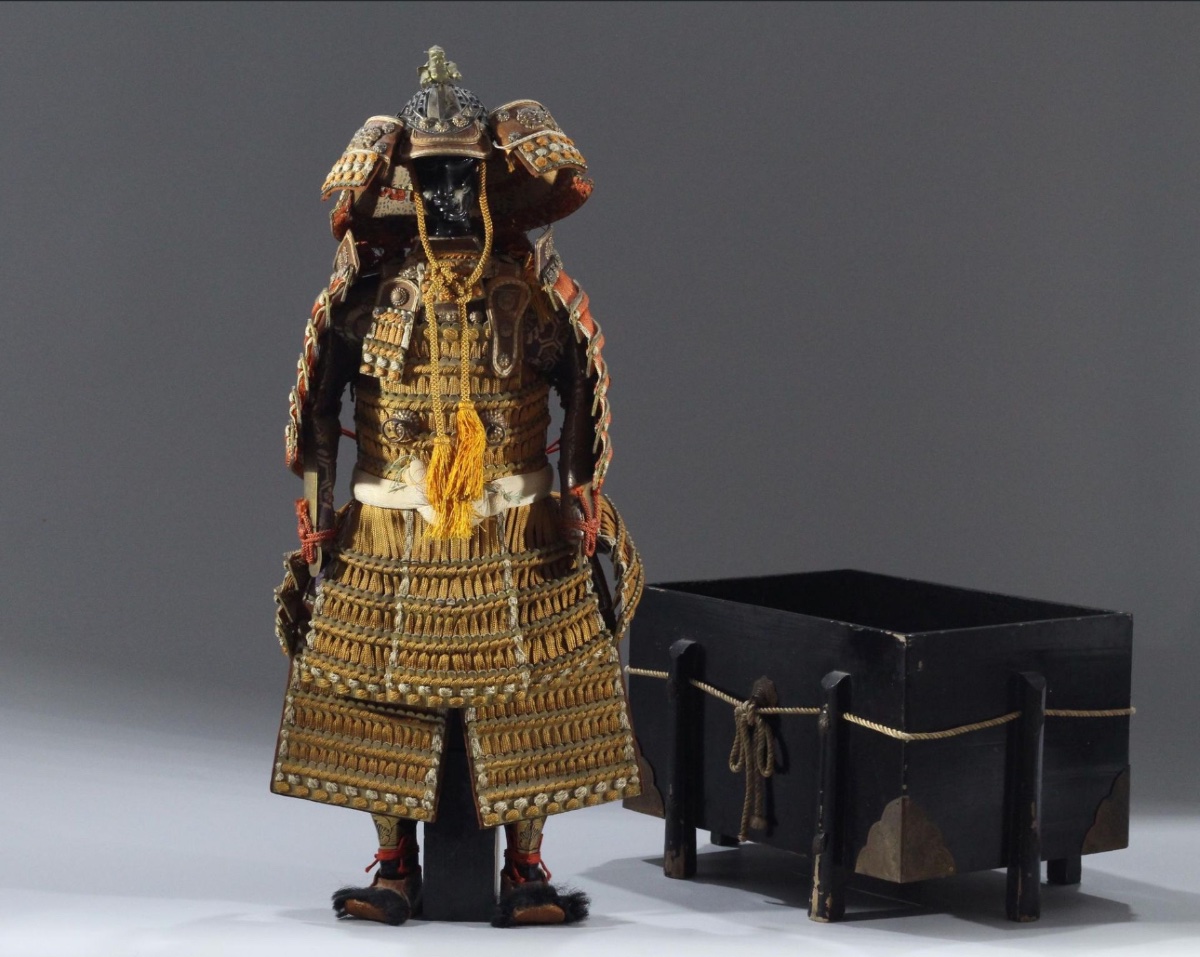 Armure miniature de samouraï dans sa boîte en laque-photo-1
