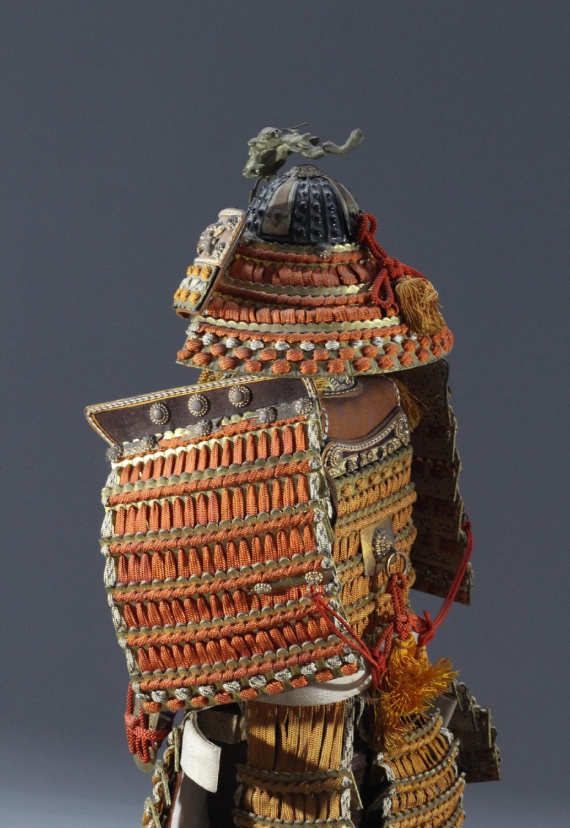 Armure miniature de samouraï dans sa boîte en laque-photo-2