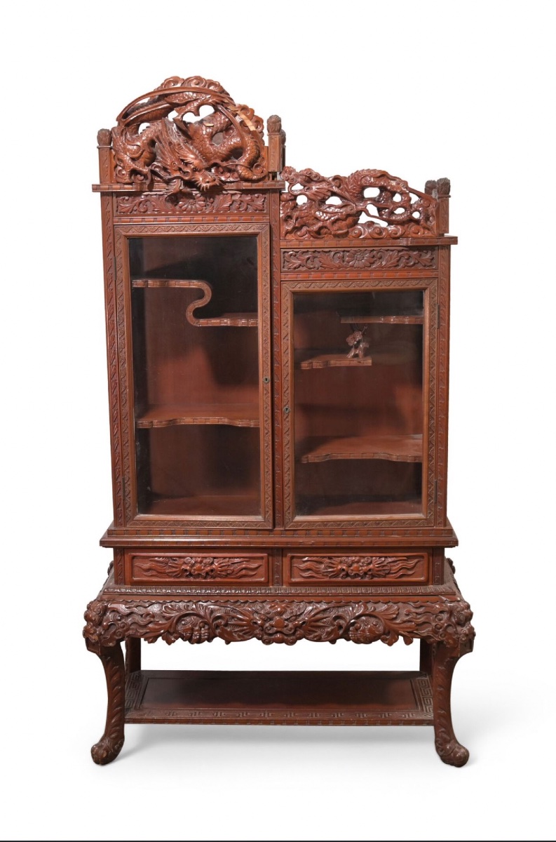 Important cabinet de présentation chinois (Duobaoge)  à décor finement sculpté de dragons
